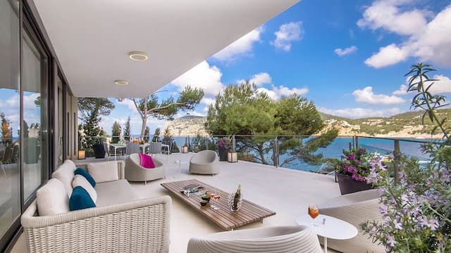 Magnifique villa de style contemporain sur la première ligne du Camp de Mar avec accès direct à la mer.