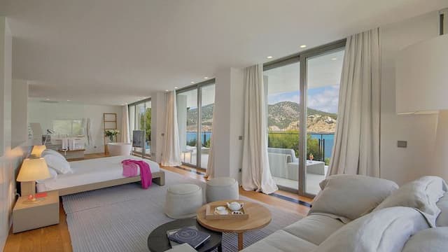 Magnifique villa de style contemporain sur la première ligne du Camp de Mar avec accès direct à la mer.
