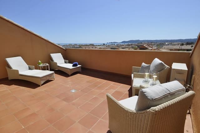 Comfortable and spacious south-facing duplex penthouse with sea views, in the Port of Jávea. Located close to all services, shops, schools and restaurants.