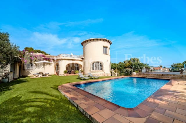Beautiful villa recently refurbished, located in the area of Balcón al Mar, with sea views.