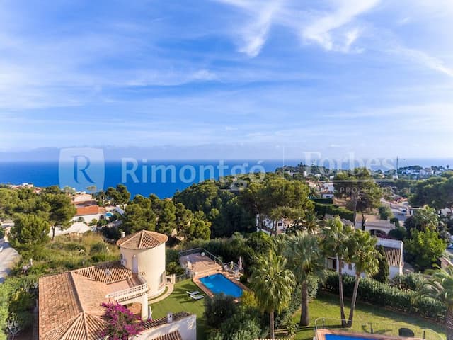 Beautiful villa recently refurbished, located in the area of Balcón al Mar, with sea views.