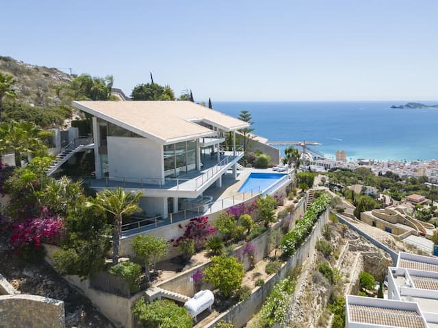 Villa im modernen Baustil mit Panoramablick über die gesamte Bucht von Javea.