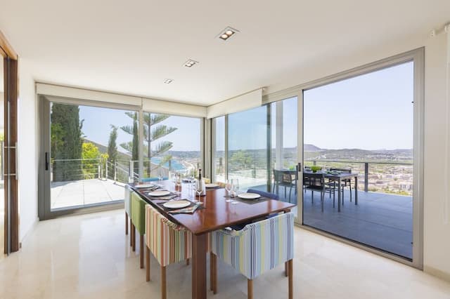 Villa im modernen Baustil mit Panoramablick über die gesamte Bucht von Javea.