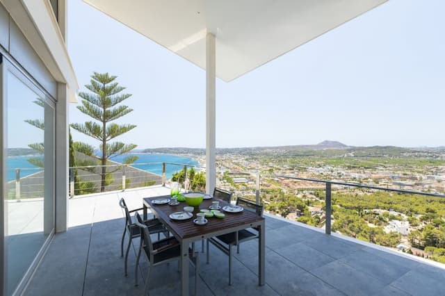 Villa im modernen Baustil mit Panoramablick über die gesamte Bucht von Javea.