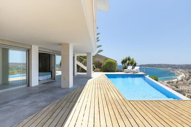 Villa de estilo arquitectónico moderno con vistas panorámicas hacia la bahía de Jávea, Alicante.