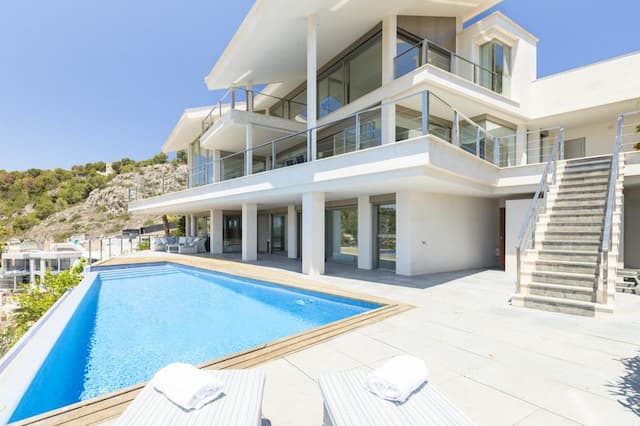 Villa de estilo arquitectónico moderno con vistas panorámicas hacia la bahía de Jávea, Alicante.