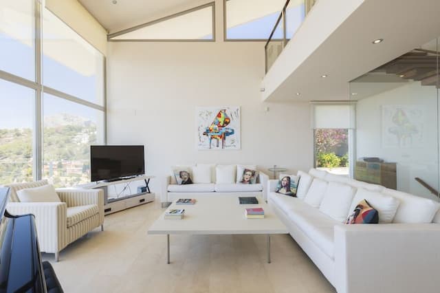 Villa de estilo arquitectónico moderno con vistas panorámicas hacia la bahía de Jávea, Alicante.