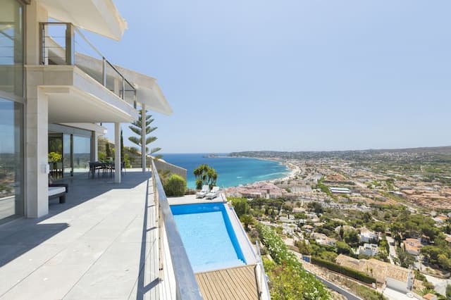 Villa im modernen Baustil mit Panoramablick über die gesamte Bucht von Javea.