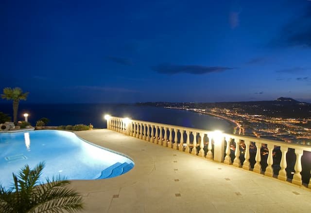 Magnifique villa située dans le prestigieux quartier de Cuesta San Antonio avec vue imprenable sur la baie de Javea et la mer Méditerranée à Javea (Alicante)
