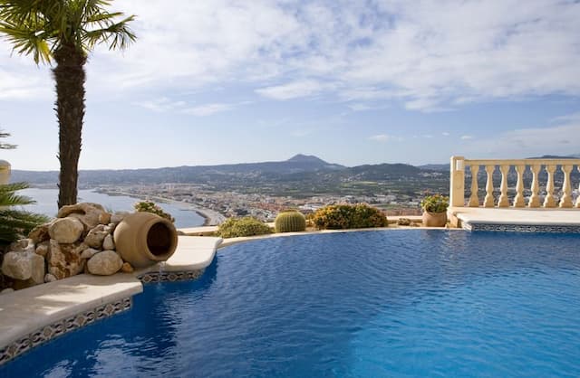 Magnífica villa ubicada en la prestigiosa zona Cuesta San Antonio con inmejorables vistas a la Bahía de Jávea y al mar Mediterráneo en Jávea (Alicante)
