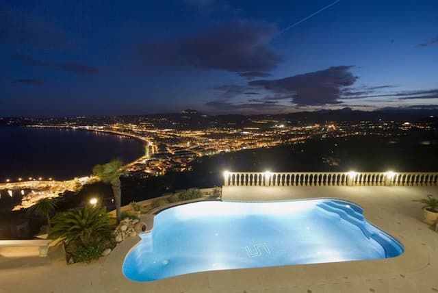 Magnífica villa ubicada en la prestigiosa zona Cuesta San Antonio con inmejorables vistas a la Bahía de Jávea y al mar Mediterráneo en Jávea (Alicante)