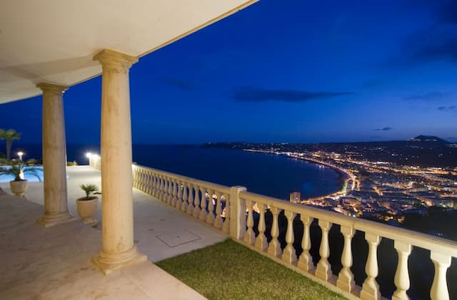 Wunderschöne Villa in der prestigeträchtigen Gegend von Cuesta San Antonio mit unschlagbarem Blick auf die Bucht von Javea und das Mittelmeer in Javea (Alicante)