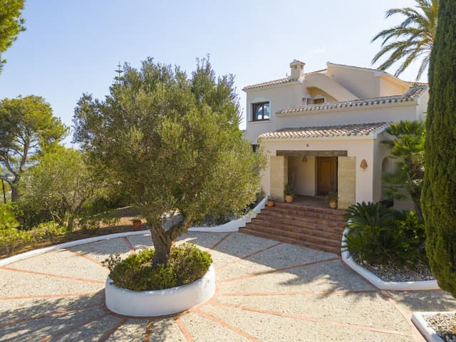 Exceptional property with wonderful views of the sea, the valley and the mountain in Javea (Alicante)