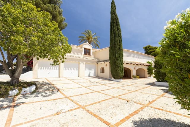 Exceptional property with wonderful views of the sea, the valley and the mountain in Javea (Alicante)