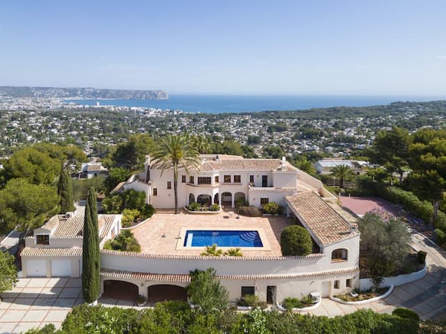 Außergewöhnliches Anwesen mit herrlichem Blick auf das Meer, das Tal und den Berg in Javea (Alicante)