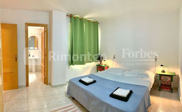Bright flat located in the heart of the port, next to the beach.
