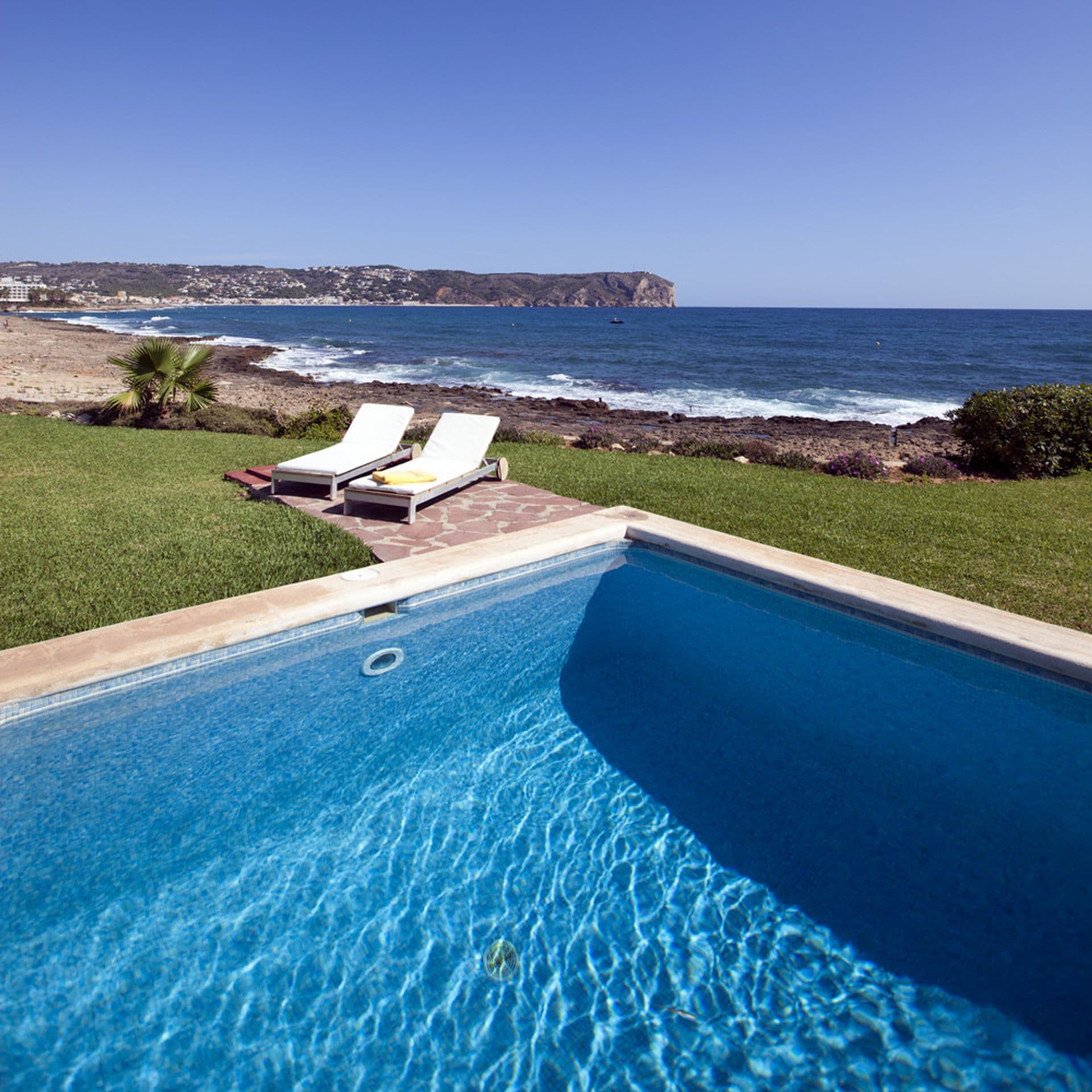 Exclusiva villa moderna ubicada en primera línea de la prestigiosa zona del Montañar II con acceso directo al mar y con fantásticas vistas a la bahía de Jávea.