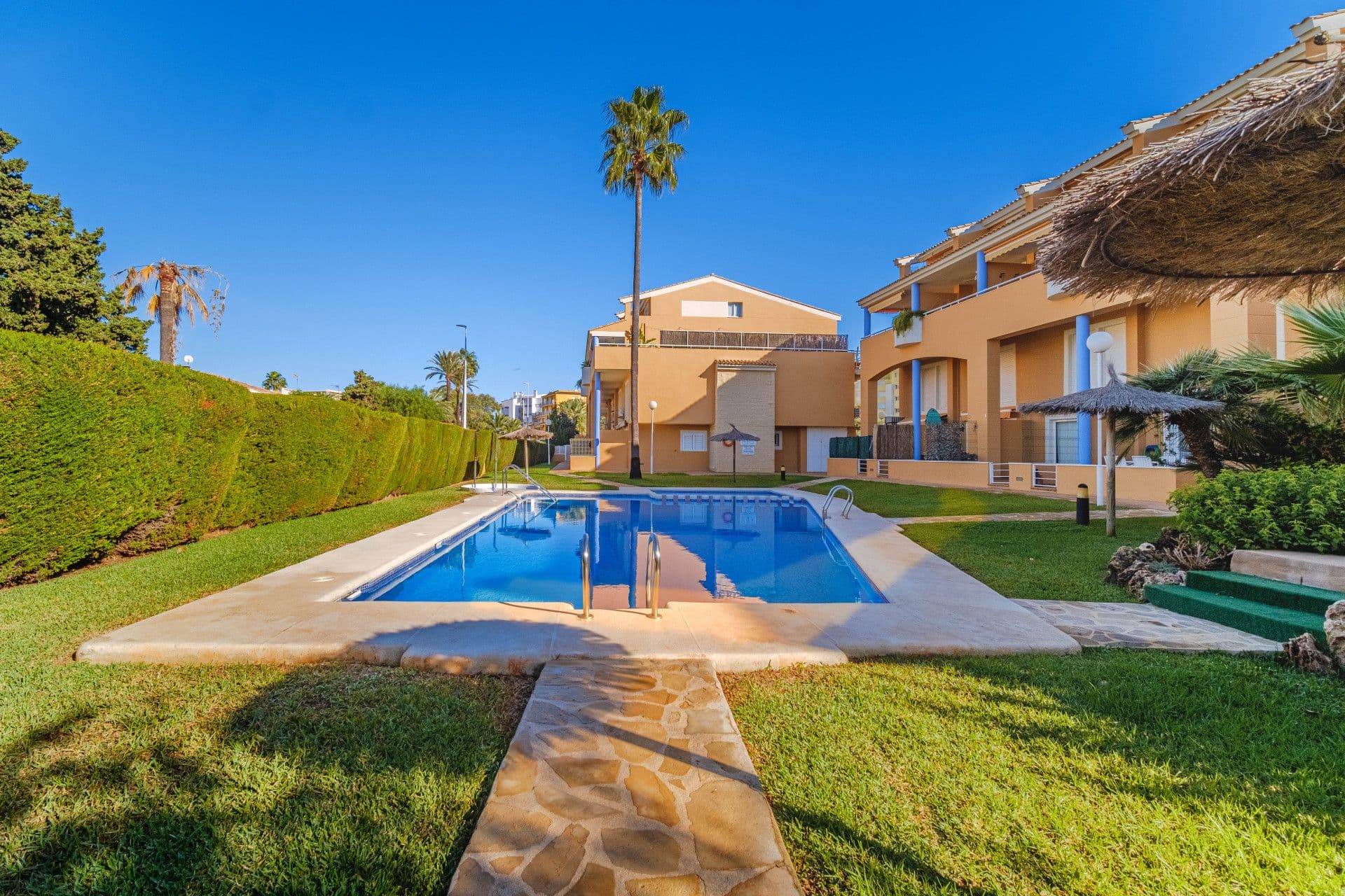 Magnifique penthouse en duplex dans une urbanisation très calme, proche de la plage, dans la zone de Cala Blanca, à Jávea, Alicante.