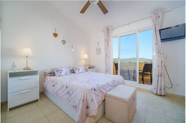 Beautiful duplex penthouse in a very quiet urbanisation close to the beach, in the area of Cala Blanca, in Jávea, Alicante.