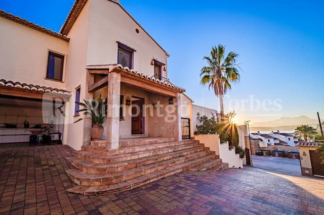 Villa im mediterranen Stil mit Meerblick in Moraira, Alicante, nur wenige Meter vom Strand Portet entfernt