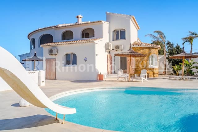 House for sale with fantastic views of Montgó just 5 minutes walk to Benitachell (Alicante) Spain