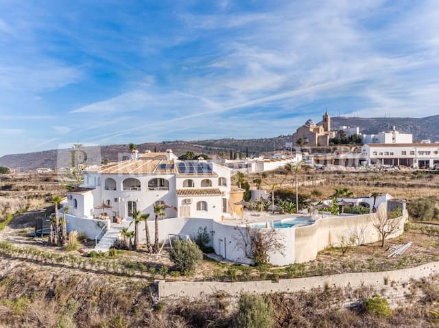 Casa en venta con fantásticas vistas al Montgó a solo 5 minutos andando hasta Benitachell (Alicante)
