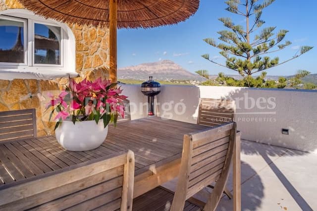 Haus zum Verkauf mit fantastischem Blick auf Montgó, nur 5 Gehminuten von Benitachell (Alicante) Spanien entfernt.