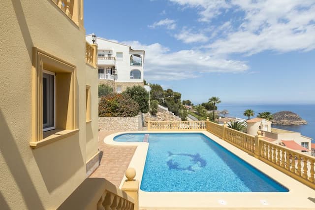 Espaciosa villa con vistas  a la isla del Portichol en la urbanización Balcón al Mar de Jávea.