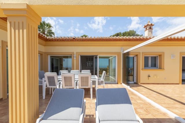 Espaciosa villa con vistas  a la isla del Portichol en la urbanización Balcón al Mar de Jávea.