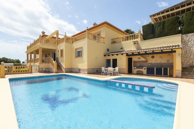 Espaciosa villa con vistas  a la isla del Portichol en la urbanización Balcón al Mar de Jávea.