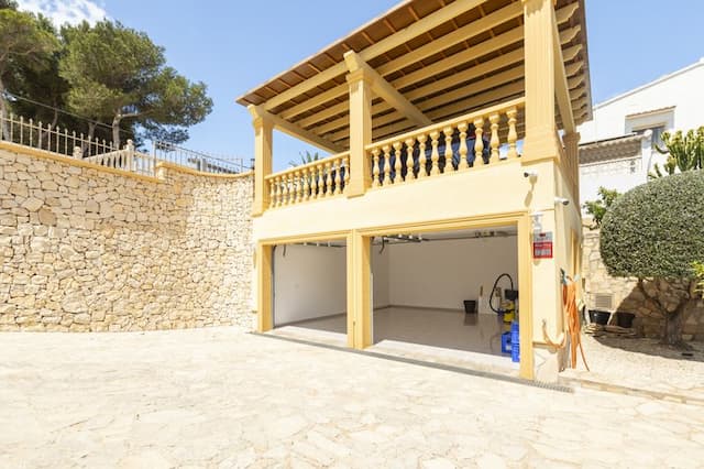 Espaciosa villa con vistas  a la isla del Portichol en la urbanización Balcón al Mar de Jávea.