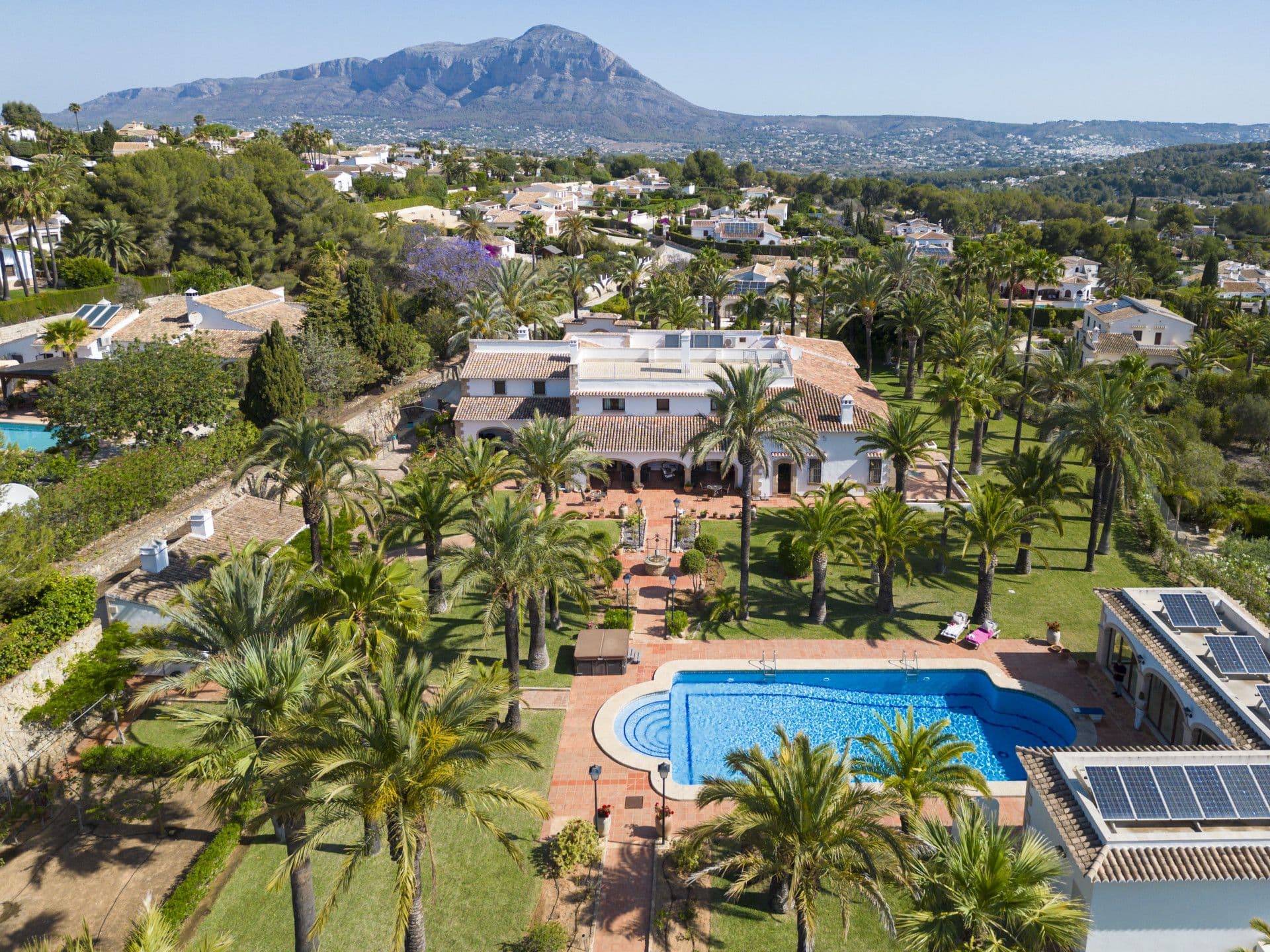 Domaine exclusif de style méditerranéen, avec beaucoup d'intimité, entouré d'un jardin impeccable dans l'urbanisation de Lluca à Jávea, Alicante.