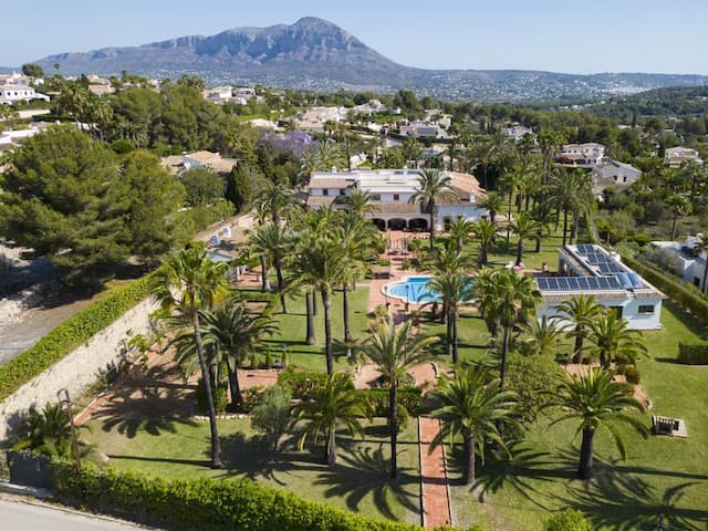 Exclusiva finca de estilo Mediterráneo, con mucha privacidad, rodeada de un impecable jardín en la urbanización Lluca en Jávea, Alicante.