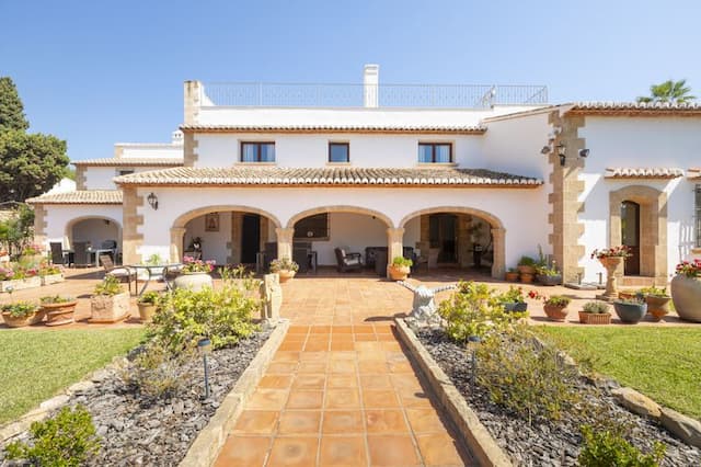 Exklusives mediterranes Anwesen, mit viel Privatsphäre, umgeben von einem tadellosen Garten in der Lluca Urbanisation in Jávea, Alicante.