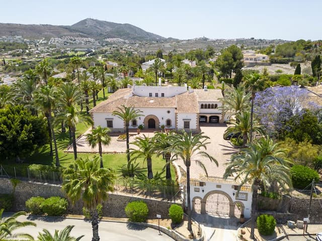 Exclusiva finca de estilo Mediterráneo, con mucha privacidad, rodeada de un impecable jardín en la urbanización Lluca en Jávea, Alicante.