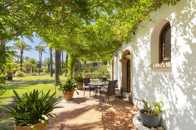 Exclusiva finca de estilo Mediterráneo, con mucha privacidad, rodeada de un impecable jardín en la urbanización Lluca en Jávea, Alicante.