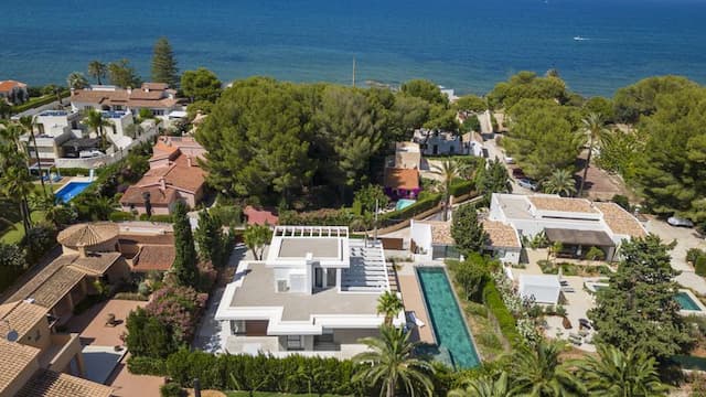 Villa nur 50 m vom schönen Strand Les Rotes in Dénia (Alicante) Spanien entfernt.