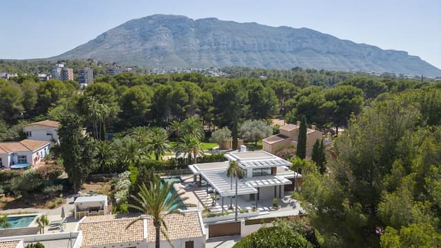 Villa nur 50 m vom schönen Strand Les Rotes in Dénia (Alicante) Spanien entfernt.