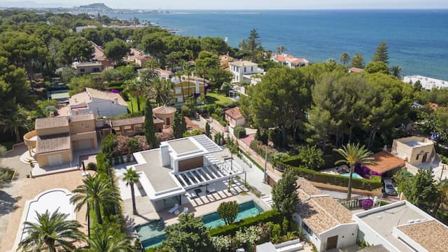 Villa nur 50 m vom schönen Strand Les Rotes in Dénia (Alicante) Spanien entfernt.