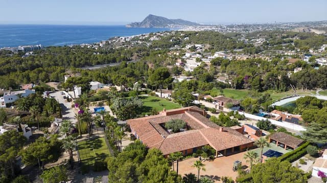 Luxueuse et exotique villa située dans un magnifique terrain privé situé dans un cadre privilégié.