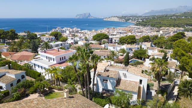 Emplacement privilégié à seulement 500m du portet de Moraira avec vue sur la mer et le Rocher d'Ifach.