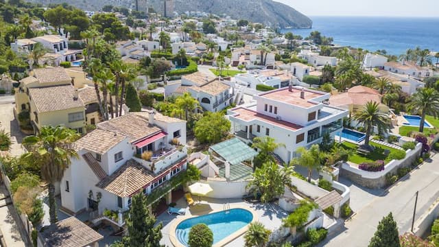 Emplacement privilégié à seulement 500m du portet de Moraira avec vue sur la mer et le Rocher d'Ifach.