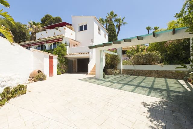 Privilegierte Lage, nur 500 m vom Hafen von Moraira entfernt, mit Blick auf das Meer und den Felsen von Ifach.