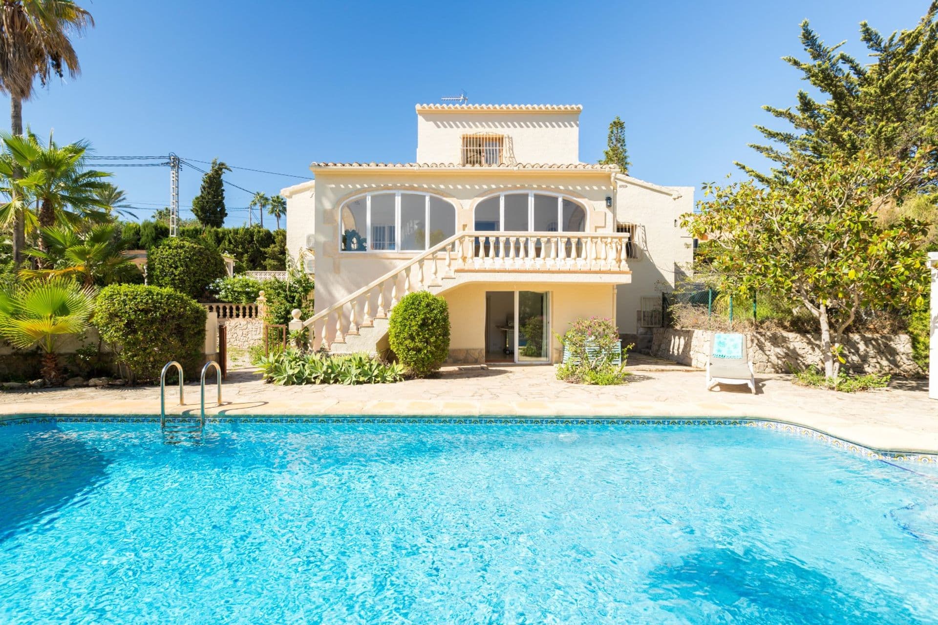 Villa située à seulement 2,5 km de la plage Arenal à Jávea (Alicante) Espagne.