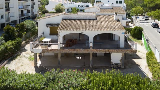 Villa située sur la deuxième ligne de la plage Montañar II à Jávea (Alicante) Espagne.