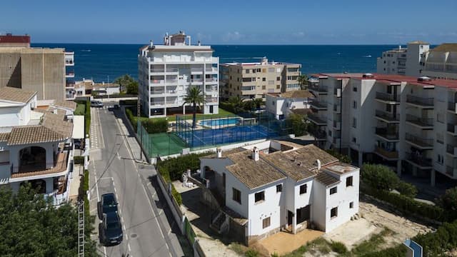 Villa située sur la deuxième ligne de la plage Montañar II à Jávea (Alicante) Espagne.