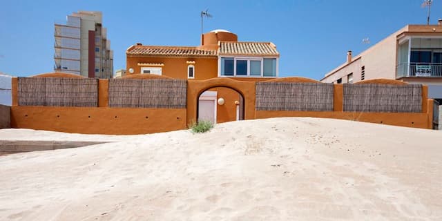 Villa on the beachfront less than 15 km from Valencia