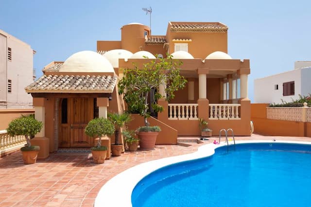 Villa in erster Linie am Meer, tolle Lage, nur fünfzehn Kilometer von Valencia entfernt.