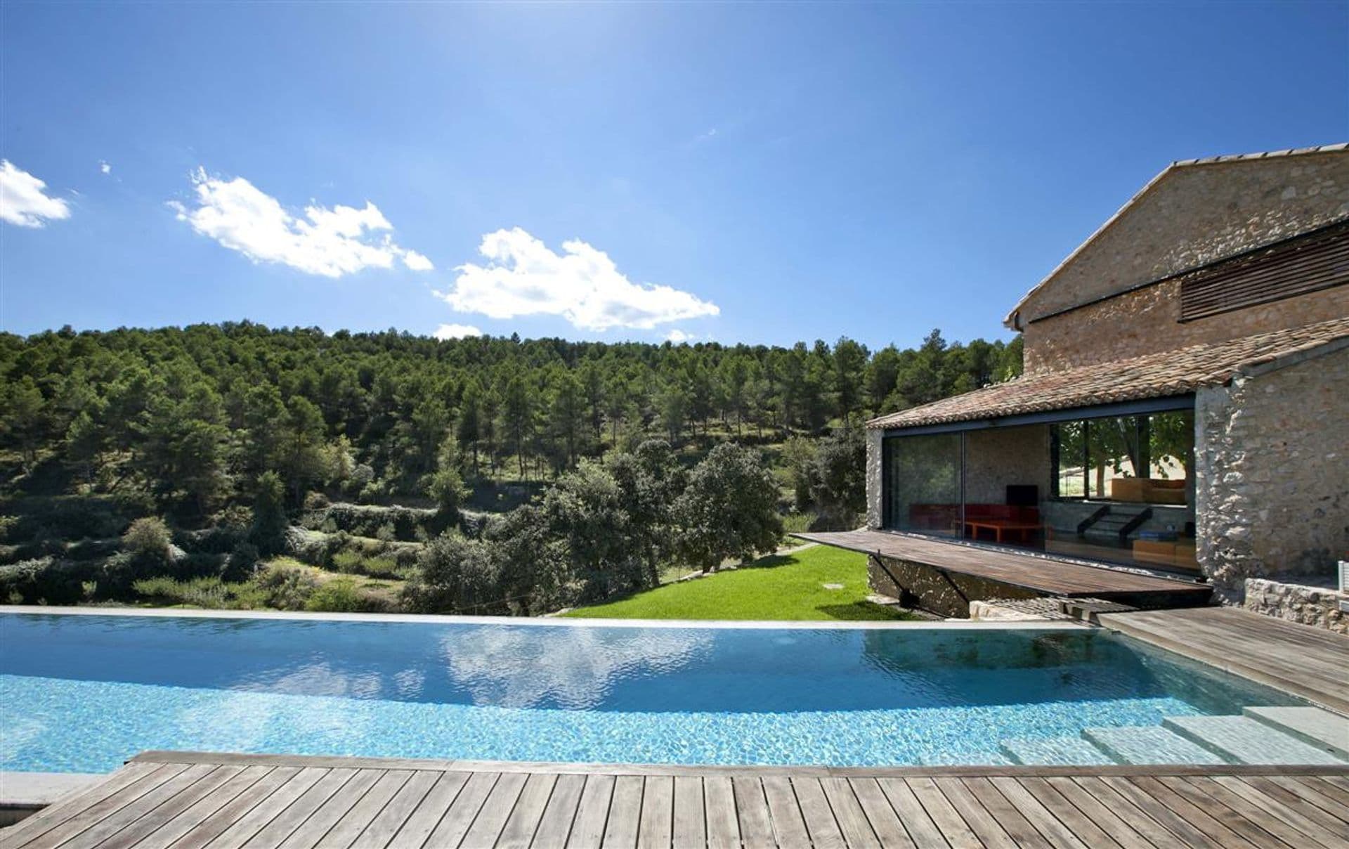 Exclusiva villa de diseño de piedra y acero en lo alto de una montaña en Bocairent, Valencia.