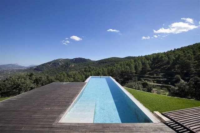 Exclusiva villa de diseño de piedra y acero en lo alto de una montaña en Bocairent, Valencia.